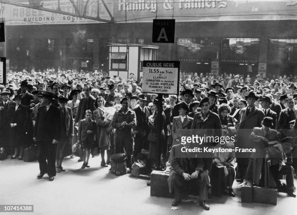 Paddington Railway Station, Holiday Makers Lining Up While Waiting For Train In United Kingdom On June 7Th 1946