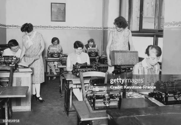 Type Writing Offices Typewriting Class Photos and Premium High Res Pictures - Getty Images
