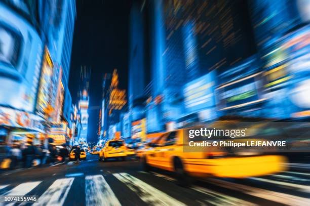 new york city street at night - times square manhattan new york foto e immagini stock