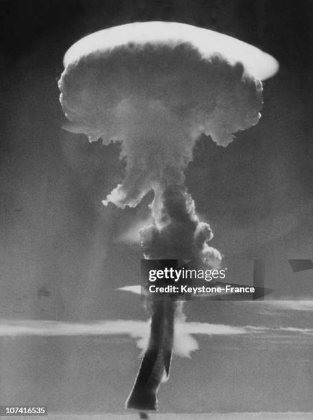 Pacific Bomb Testing 803 Nuclear Testing In The Pacific Stock Photos, High-Res Pictures, and ...