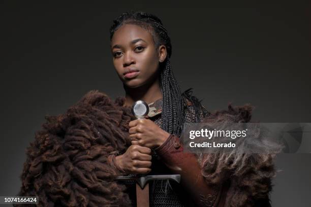 vikingo mujer negro - viking warrior fotografías e imágenes de stock
