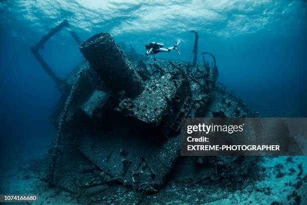plongeur plongée à côté d’un grand naufrage dans la mer rouge - épave de bateau photos et images de collection