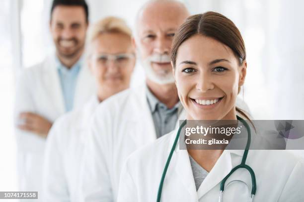 grupo de médicos mirando a la cámara. - cerca de fotografías e imágenes de stock