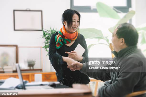 chinese woman working - showus office stock pictures, royalty-free photos & images