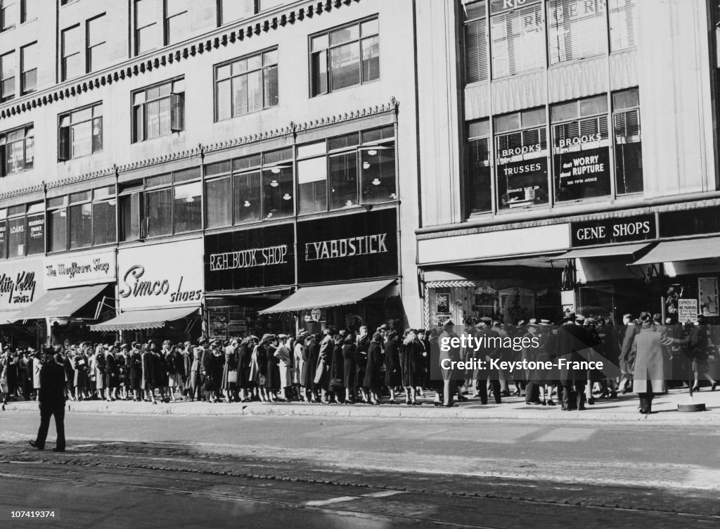 S Queuing Queuing At The Cinema At New York In Usa News Photo - Getty Images