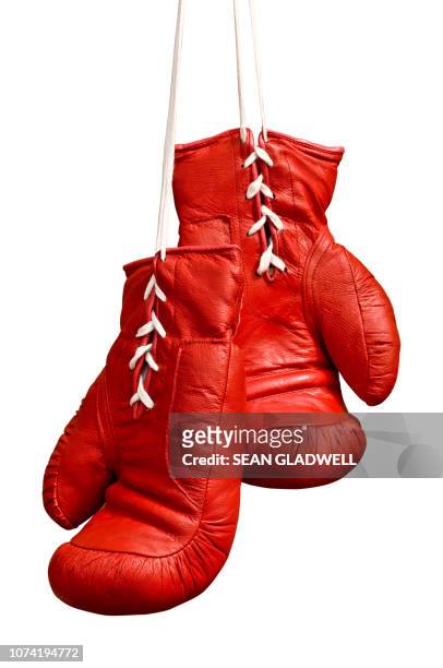 laced red boxing gloves - guanto indumento sportivo protettivo foto e immagini stock