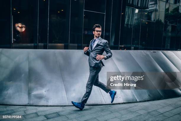 elegante bebaarde zakenman uitgevoerd buiten - necktie run stockfoto's en -beelden