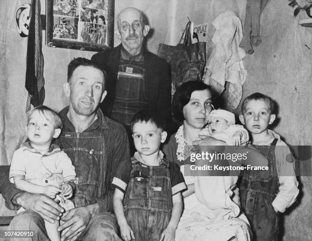 Two Headed New Born, Family Picture At Bristol In Usa On November 1939