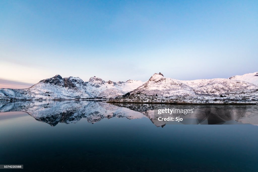 Zonsopgang boven een Fjord in de Lofoten tijdens een koude winterochtend