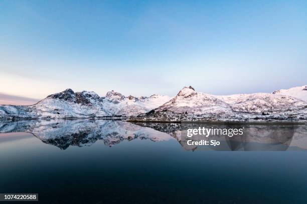 zonsopgang boven een fjord in de lofoten tijdens een koude winterochtend - bergen norway stockfoto's en -beelden