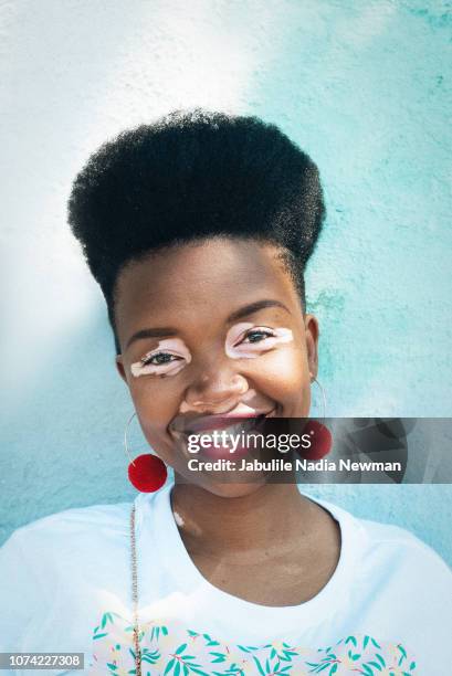 black girl smiling - huidaandoening stockfoto's en -beelden