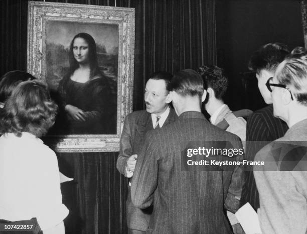 Louvre Museum, Tourists Admiring Mona Lisa In Paris