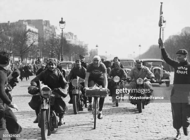 The Newspapers Boys Racing, The Arrival At Vincennes Street At Paris In France