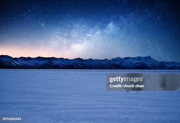 the milky way over the snow mountains of tibet - high dynamic range imaging foto e immagini stock