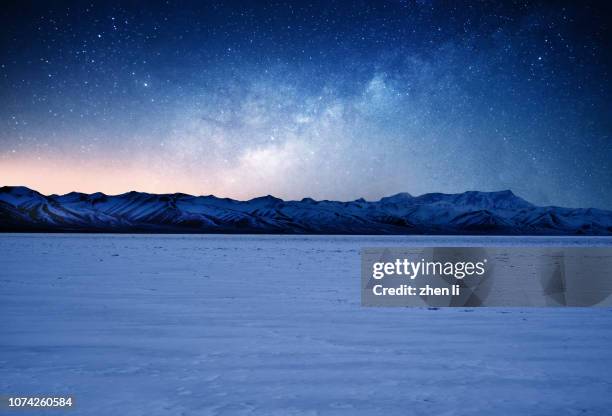 the milky way over the snow mountains of tibet - high dynamic range imaging stockfoto's en -beelden