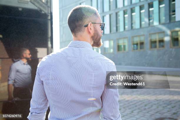 businessman in the city looking around - overhemd stock-fotos und bilder