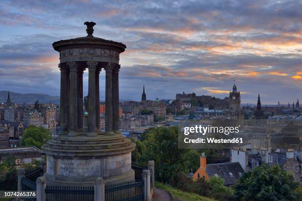 uk, scotland, edinburgh, view to the city from carlton hill with dugald stewart monument in the foreground - carlton stock pictures, royalty-free photos & images