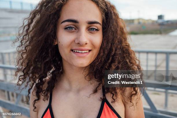 portrait of smiling brunette young woman outdoors - girls in bras photos fotografías e imágenes de stock