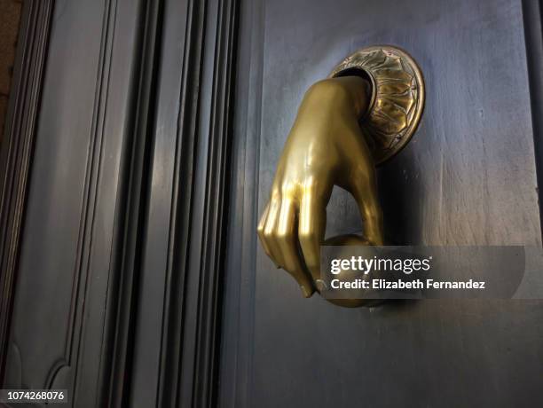 hand door knocker - deurklopper stockfoto's en -beelden