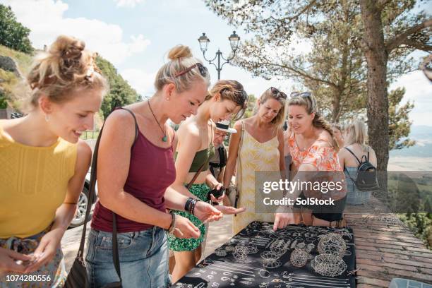 puestos de compra de joyería - volterra fotografías e imágenes de stock