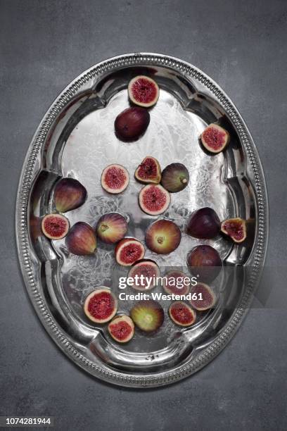 fresh organic figs on silver tray - silbertablett stock-fotos und bilder