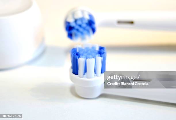 electric toothbrush - elektrische zahnbürste stock-fotos und bilder