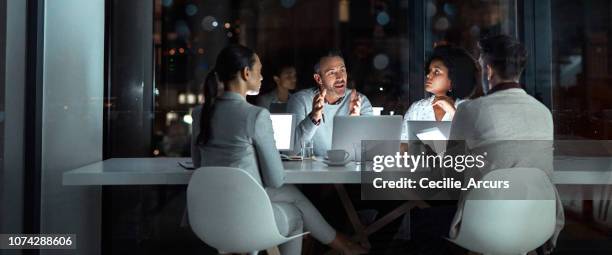 sommige ideeën bespreken - night of empowering conversations stockfoto's en -beelden