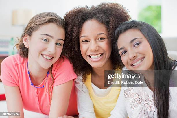 smiling teenage girls - alleen tieners stockfoto's en -beelden