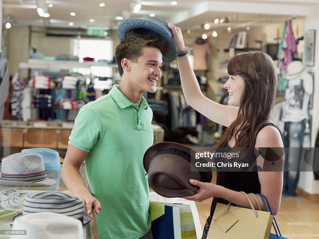 Lächelnd paar shopping für Hüte im store