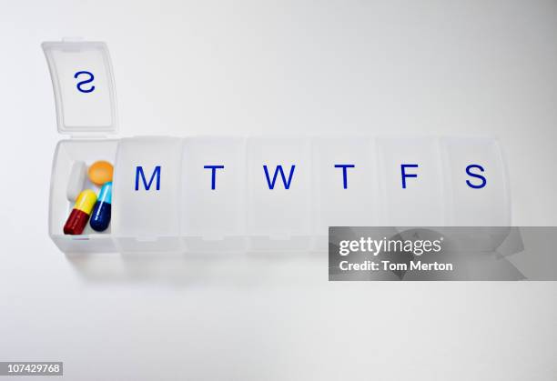 nahaufnahme des täglichen tablettenschachtel - tablettenbehälter stock-fotos und bilder