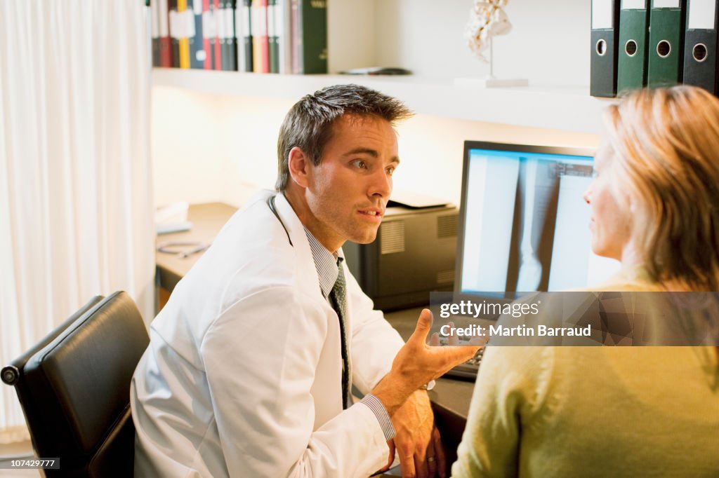 Arzt im Gespräch mit Patienten in Arzt-Büro