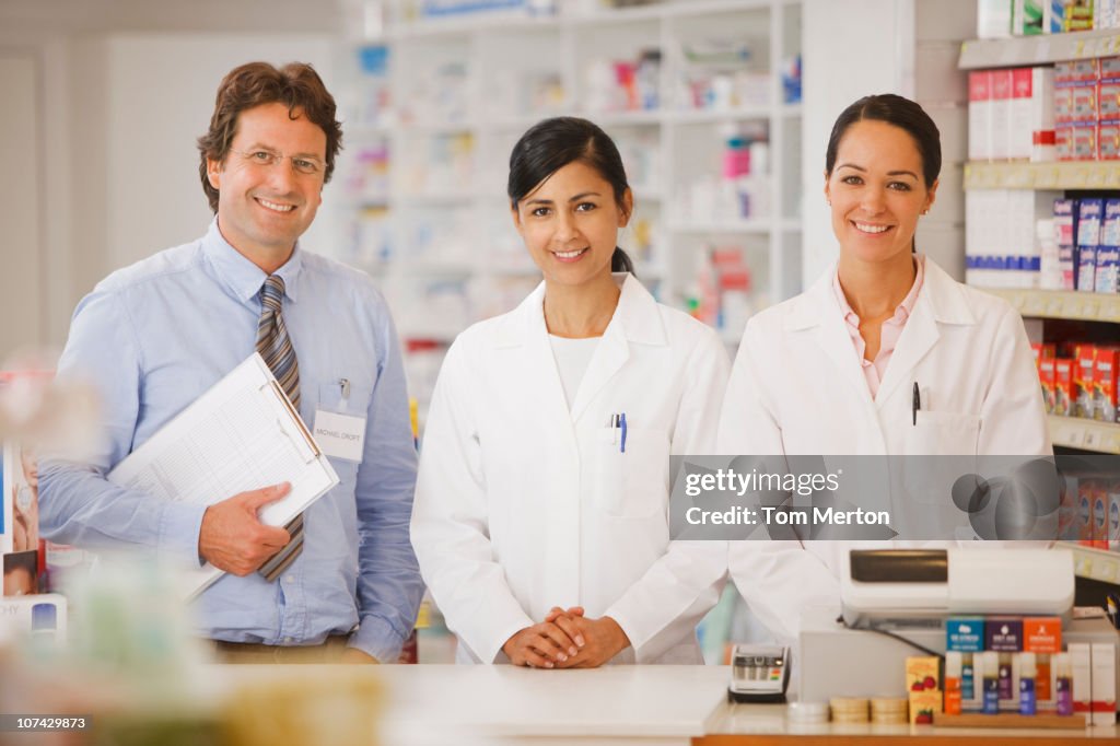 Souriant pharmacists en Pharmacie