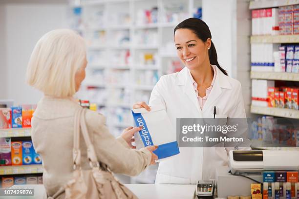 farmacista di consegnare al cliente nel negozio di farmaco su prescrizione - pharmacist foto e immagini stock