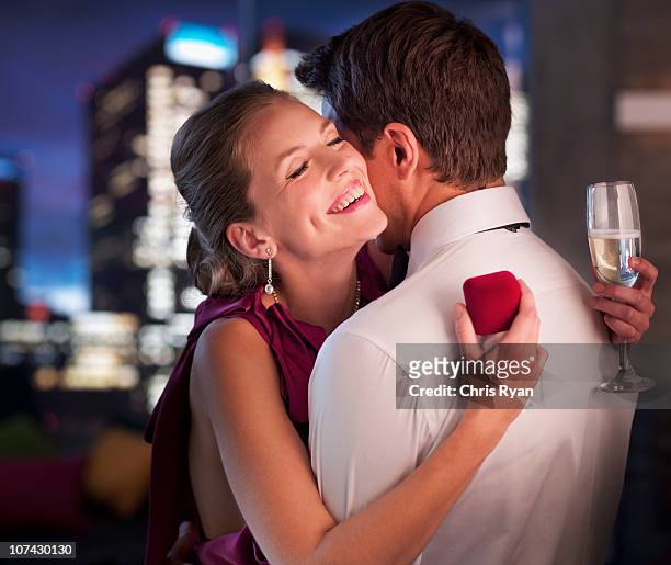hombre con la propuesta de compromiso de la novia - man holding engagement ring fotografías e imágenes de stock