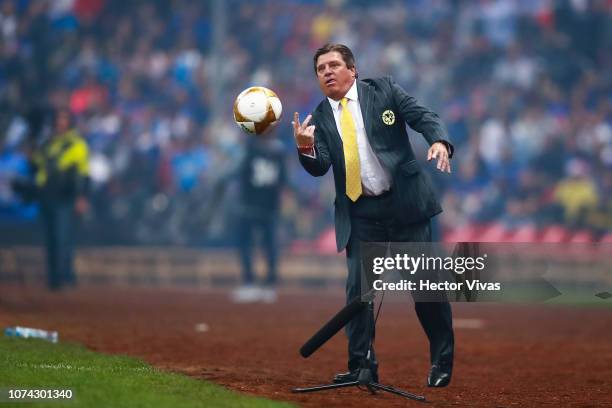 Miguel Herrera Coach of America gestures during the final second leg match between Cruz Azul and America as part of the Torneo Apertura 2018 Liga MX...
