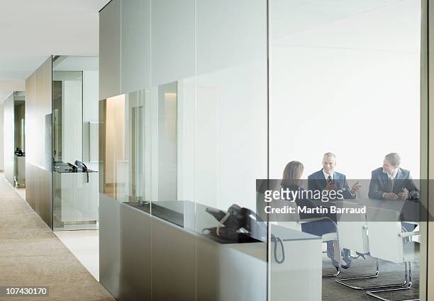 uomini d'affari avendo una riunione in una sala conferenze - sala conferenze foto e immagini stock