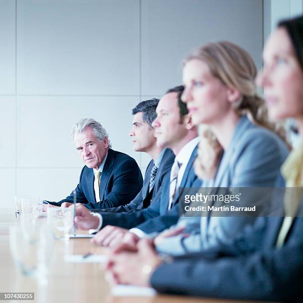 empresarios sentado en la mesa de conferencias - grupo pequeño de personas fotografías e imágenes de stock