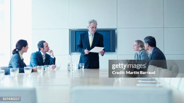 geschäftsleute in tagung im konferenzraum - mann am tisch mit papier stock-fotos und bilder