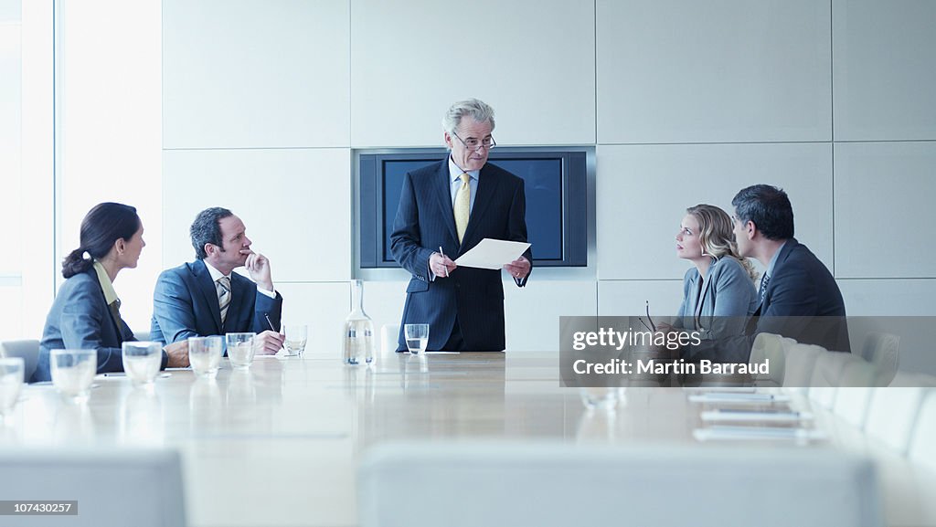Gens d'affaires de réunion en salle de conférence