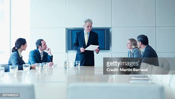 uomini d'affari in riunione in una sala conferenze - chief executive officer foto e immagini stock
