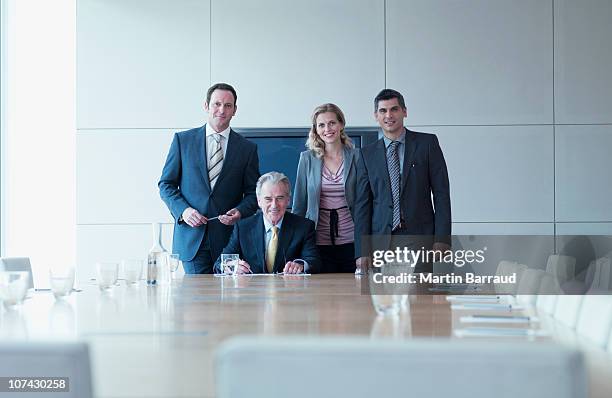 las personas de negocios de pie juntos en la sala de conferencias - four people fotografías e imágenes de stock