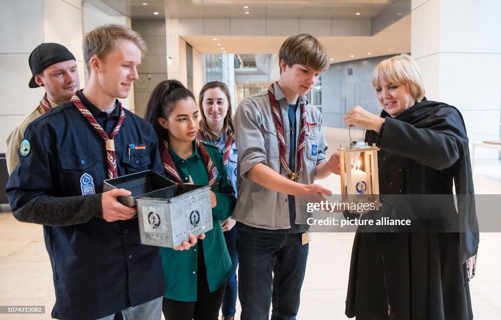 Peace light from Bethlehem in the German Bundestag