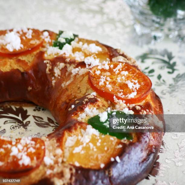 rosca de reyes (or king's cake) - marzipan stock-fotos und bilder