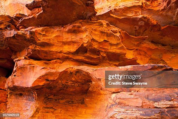 ochre rock hues - kings canyon australia stockfoto's en -beelden