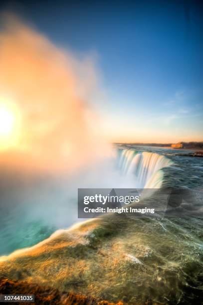 morning niagara falls mist - niagara falls canada stock-fotos und bilder