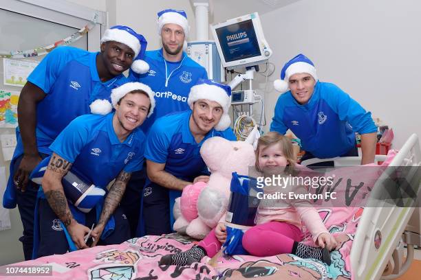 Kurt Zouma, Bernard, Maarten Stekelenburg, Leighton Baines and Joao Virginia meet a patient during the Everton players visit to Alder Hey on December...