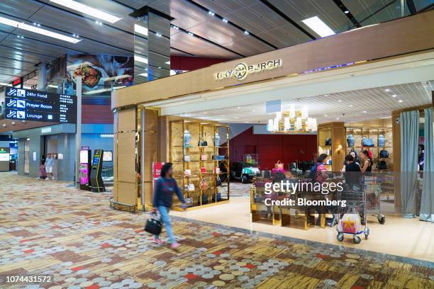 297 Changi Airport Shopping Photos and Premium High Res Pictures - Getty  Images