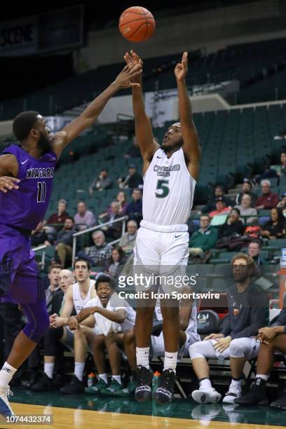 Cleveland State Vikings guard Rashad Williams shoots a 3-point shot as Niagara Purple Eagles forward Marvin Prochet defends during the second half of...