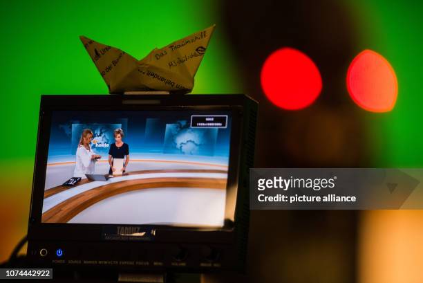 August 2018, Rhineland-Palatinate, Mainz: Jutta Frank , make-up artist, and Christina von Ungern-Sternberg, TV presenter, can be seen on the monitor...