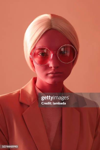 woman with pink skin and pink eye glasses - arts culture et spectacles photos stock pictures, royalty-free photos & images